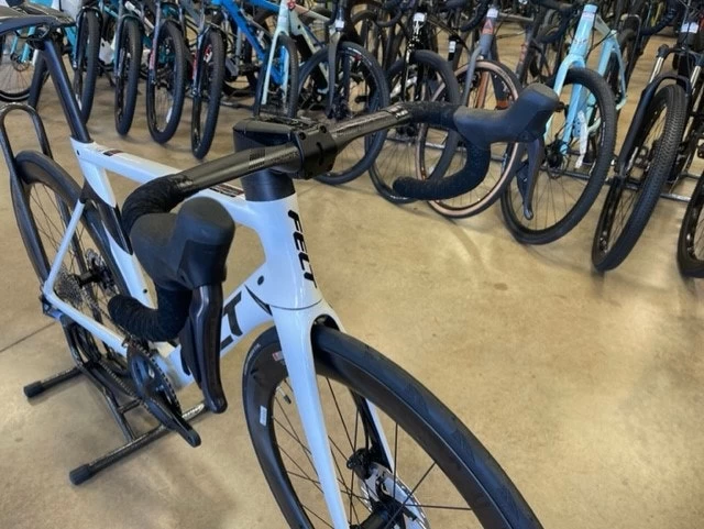 Felt AR Advanced Shimano Ultegra Di2 12 Speed Reynolds AR58 White 2023 4 Felt AR Advanced Shimano Ultegra Di2 12 Speed Reynolds AR58 White 2023 - Image 2